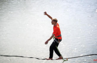 Saxony: Slackline athletes walk at dizzy heights in...