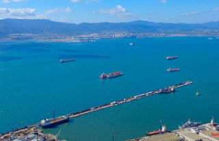 Authorities fear oil spill: freighter off Gibraltar...
