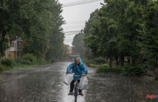 Elderly cyclists in eastern Ukraine ride despite violence