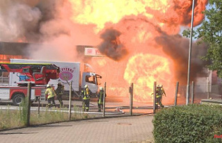 North Rhine-Westphalia: Firefighter injured in a major...
