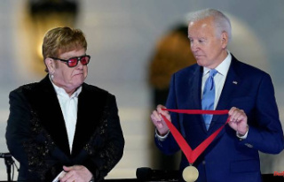 "What a dump here!": Elton John plays farewell...