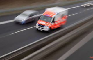 Hesse: car crashes into the A7 against the guard rail:...