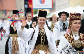 Bavaria: costume market shows old handicraft techniques