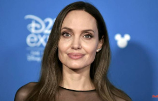 Support for flood victims: Angelina Jolie travels...