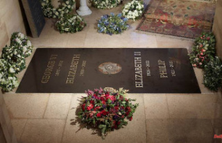 Noble in Black: First picture of Queen's tombstone...