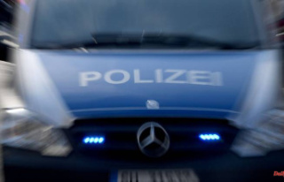 North Rhine-Westphalia: car drives into stop and catches...