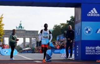 Perfect race in Berlin: Kipchoge breaks his own marathon...