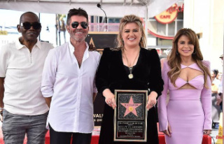"American Idol" honored: Kelly Clarkson...