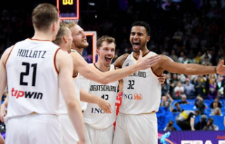 Bronze for Schröder and Co.: Basketball players celebrate...