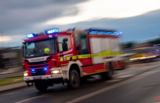 Bavaria: truck driver extinguishes burning car on...