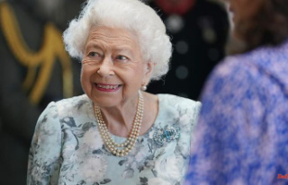 'Mobility issues': Doctors order Queen to...
