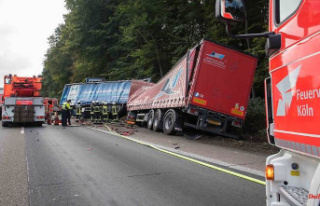 North Rhine-Westphalia: articulated lorries collide:...
