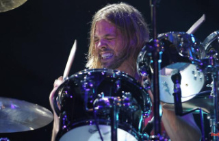 Foo Fighters commemorate drummer: Hawkins' 16-year-old...
