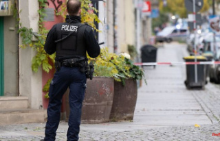 Saxony: Man possibly with a weapon at the window:...