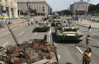 Berlin court allows action: tank wreck may stand opposite...