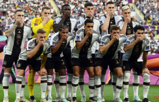 Signs against the FIFA ban: the DFB team collectively...