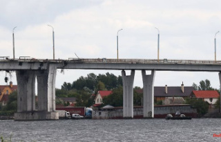 Bridge over Dnipro destroyed: Ukrainian soldiers in...