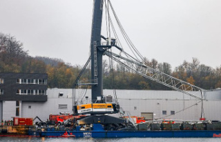 Accident in Kiel: ship rams bridges - Kiel Canal closed