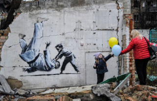 "Making of" the artworks: Banksy gives a...