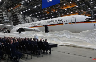 Machine with special equipment: Lufthansa hands over...
