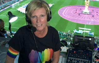 With a rainbow armband in the stadium: commentator...