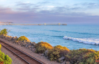 The sea eats up houses and railroad tracks: Californians...