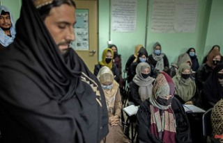 Taliban tighten course: work ban for female NGO employees
