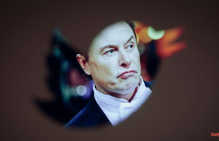 Surprise visit a failure: Stand-up viewers boo Elon...