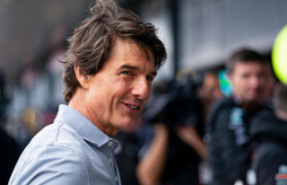 Greeting from the air: Tom Cruise says thank you in...