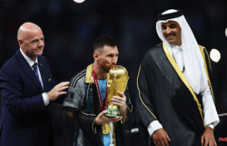 Arab robe put on: The Emir irritates Messi and appalls...