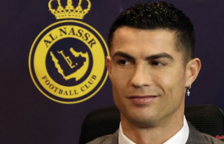 The King of Saudi Arabia: Ronaldo's bizarre giant...