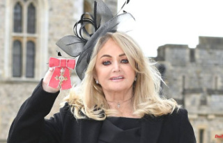 "Holding Out For A Orden": Bonnie Tyler...