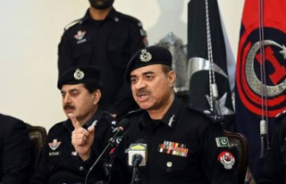 Pakistani suicide bomber wore 'police uniform'