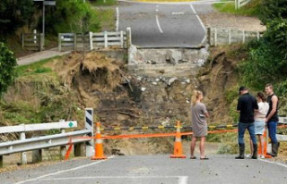 New Zealand deploys military to cyclone-hit areas