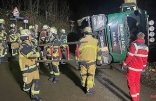 North Rhine-Westphalia: truck overturns when unloading