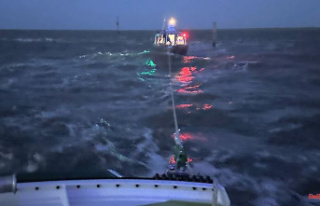 Use in the stormy North Sea: sea rescuers recover...