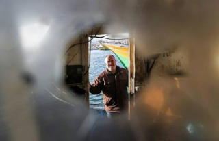 Jihad, Palestinian fisherman whose boat could be seized...