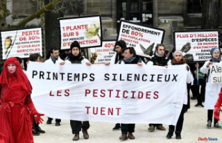 Scientists organize a funeral procession in Paris...