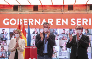 Militants and supporters of the PSOE ask the leadership...