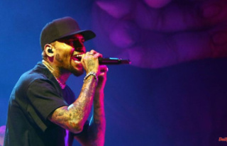 Rapper brought her on stage: Chris Brown simply throws...