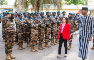Defense Margarita Robles visits Mali to analyze the...