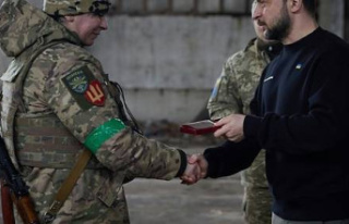 Ukraine: Zelensky near Bakhmout, promises military...