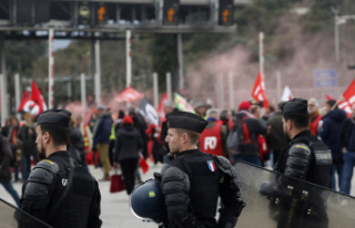 Strike French trade unionists block the border with...