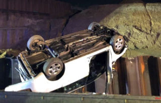 Police determined: barrier is missing: car falls from...