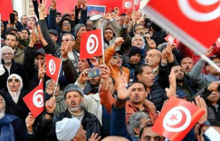 Tunisia: hundreds of opponents urge the president...