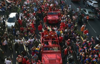 Venezuela: an old saber of Hugo Chavez honored as...