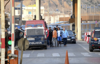 Immigration The Police and the Civil Guard close the...