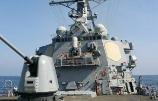 A US warship traveled through the Taiwan Strait