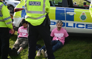 United Kingdom British police arrest 118 activists...
