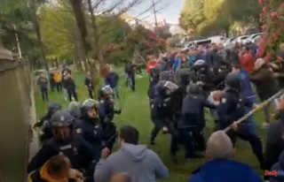 Galicia Police charge with several injured and detained...